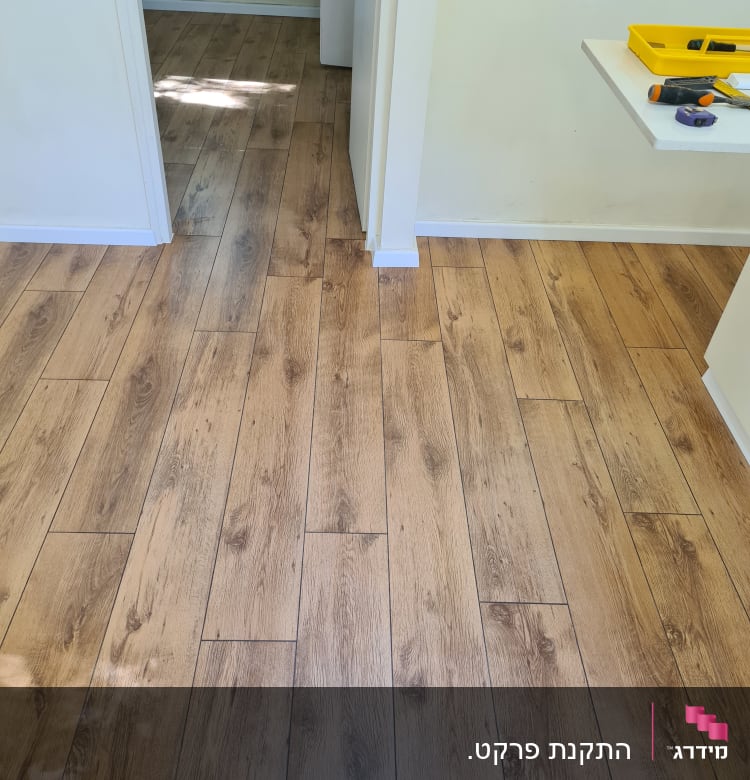 רצפת פרקט עץ בהירה עם כלים על שולחן